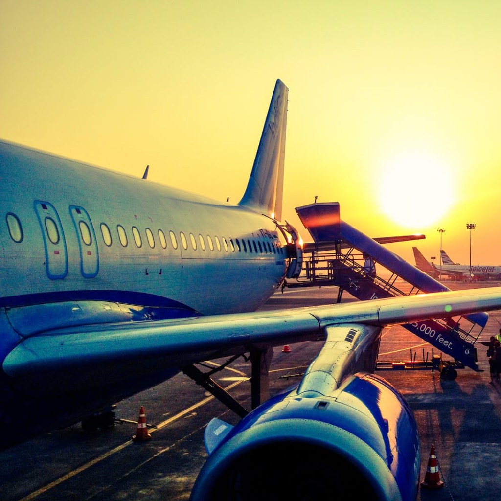 airline-sunset