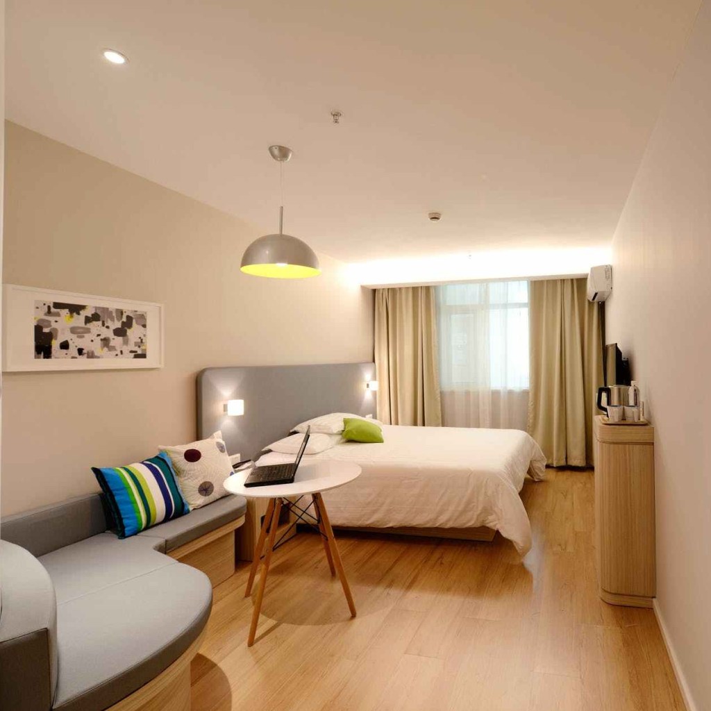 clean-hotel-room