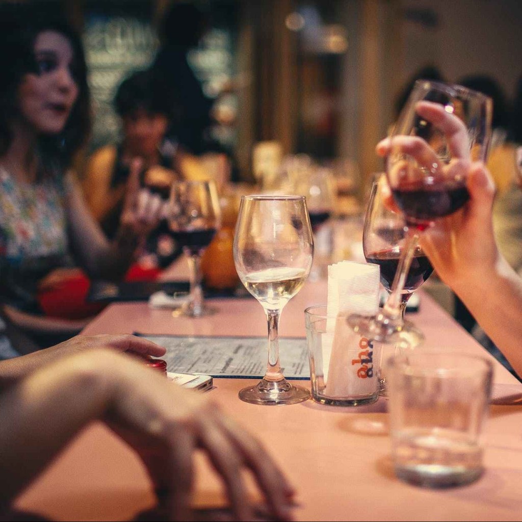 wine-restaurant-customers